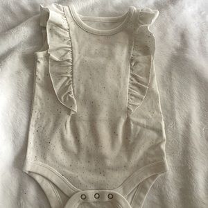 Used once white with gold specks ruffle onesie. Brand:Cat&Jack size: 0-3 months